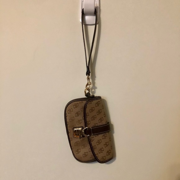 Dooney & Bourke signature DB Wristlet - Picture 1 of 16